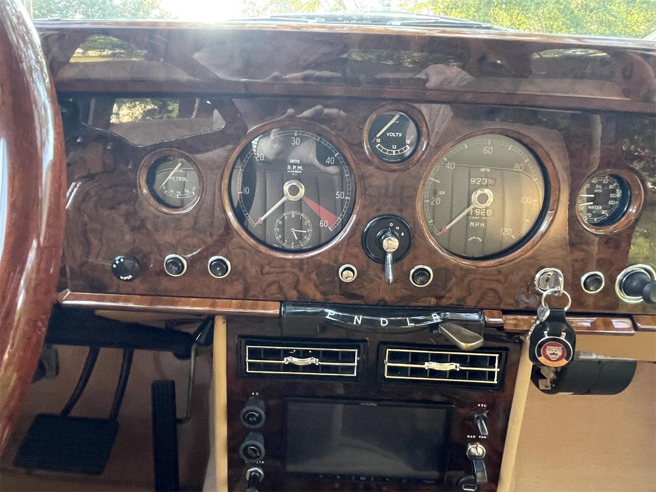 Jaguar-Mark-i-1958-Imperial-Maroon-Tan-18