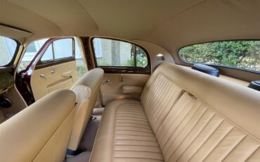 Jaguar-Mark-i-1958-Imperial-Maroon-Tan-30