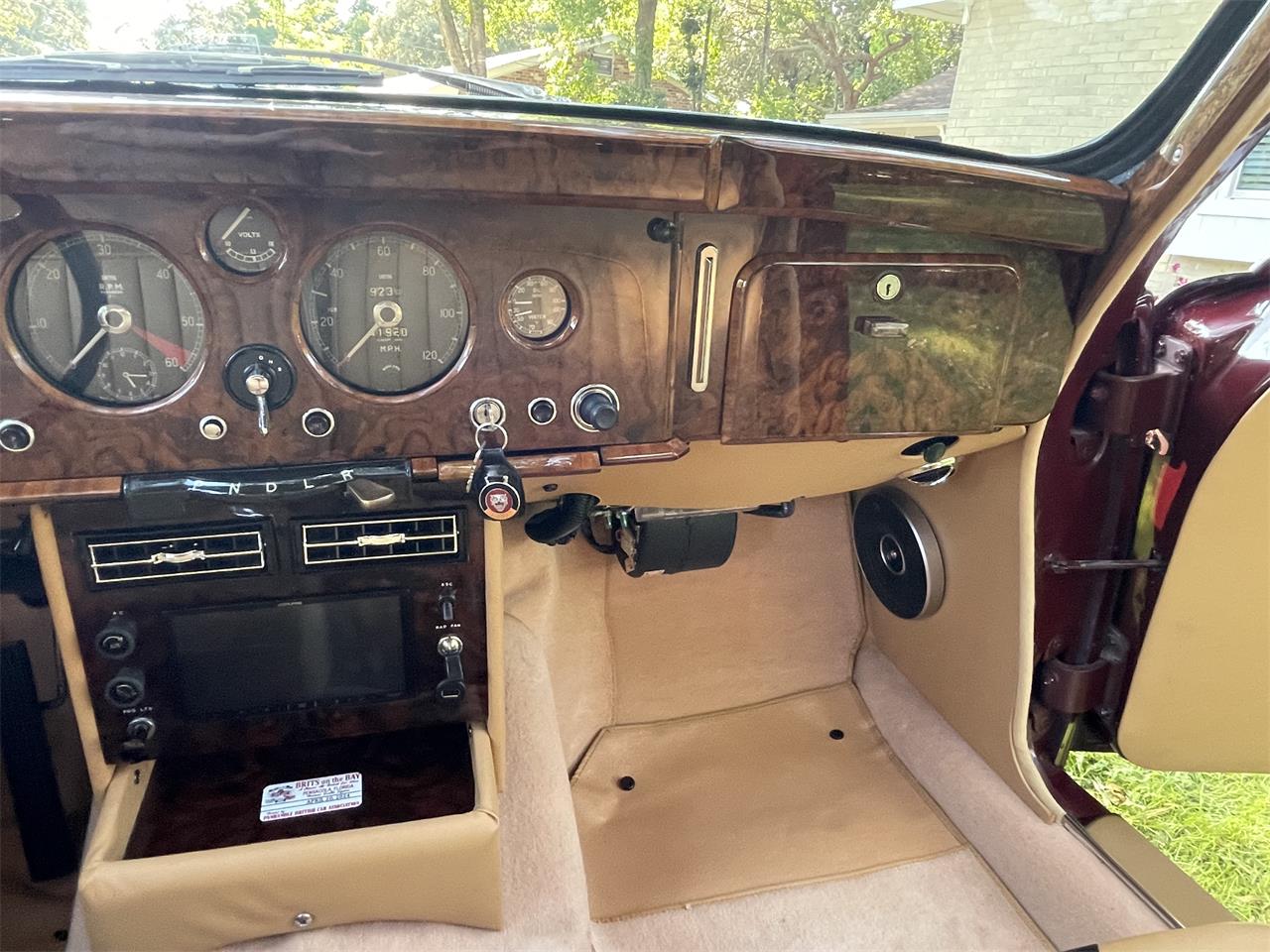 Jaguar-Mark-i-1958-Imperial-Maroon-Tan-32