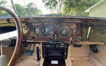 Jaguar-Mark-i-1958-Imperial-Maroon-Tan-33