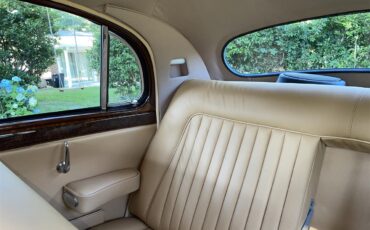 Jaguar-Mark-i-1958-Imperial-Maroon-Tan-35