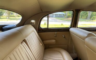Jaguar-Mark-i-1958-Imperial-Maroon-Tan-40