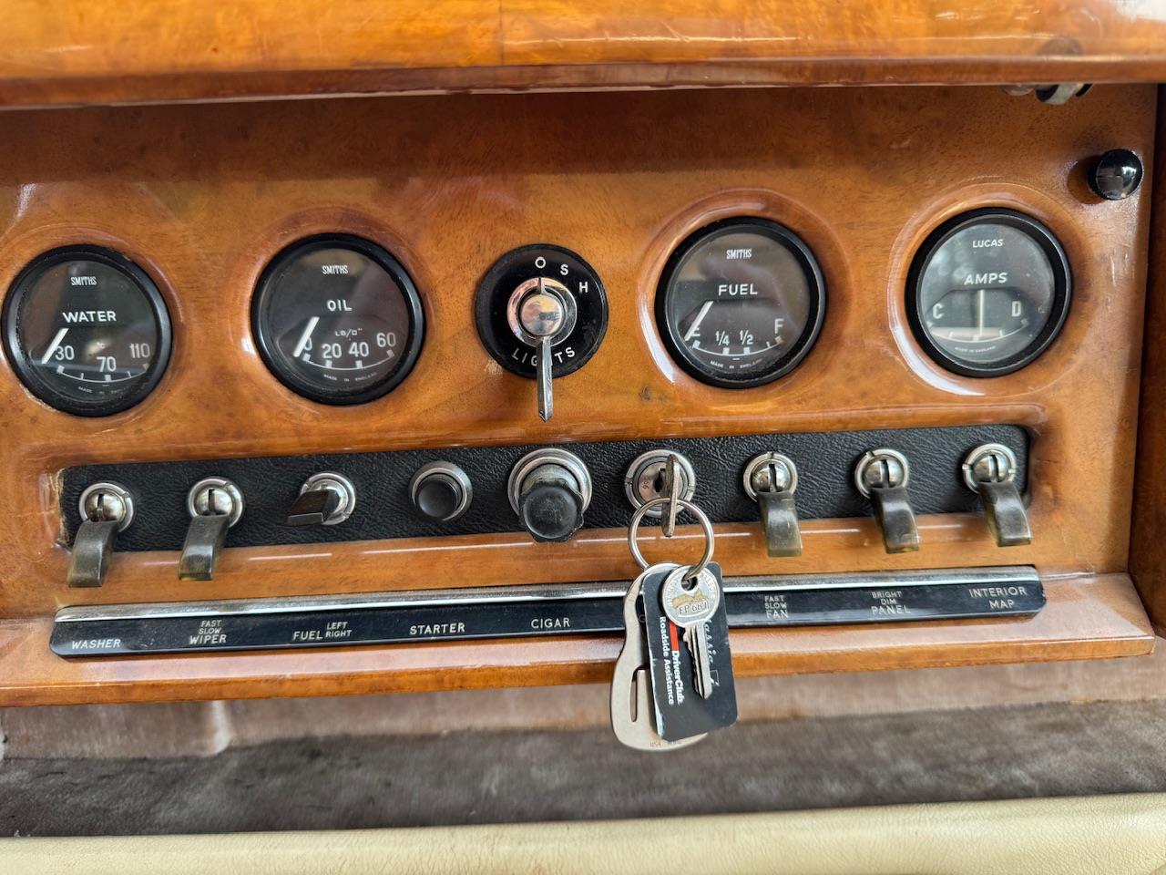 Jaguar-Mark-x-1963-Blue-Tan-42