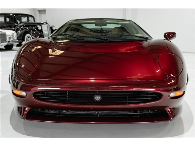 Jaguar-XJ220-1993-Coupe-2