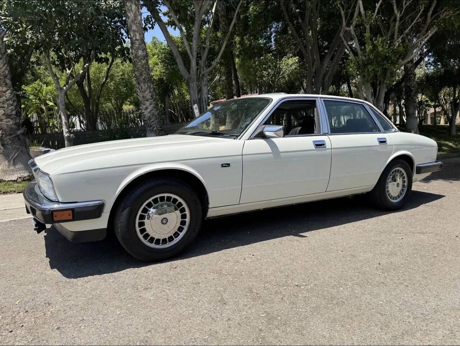 Jaguar-XJ6-1992-Sedan-9
