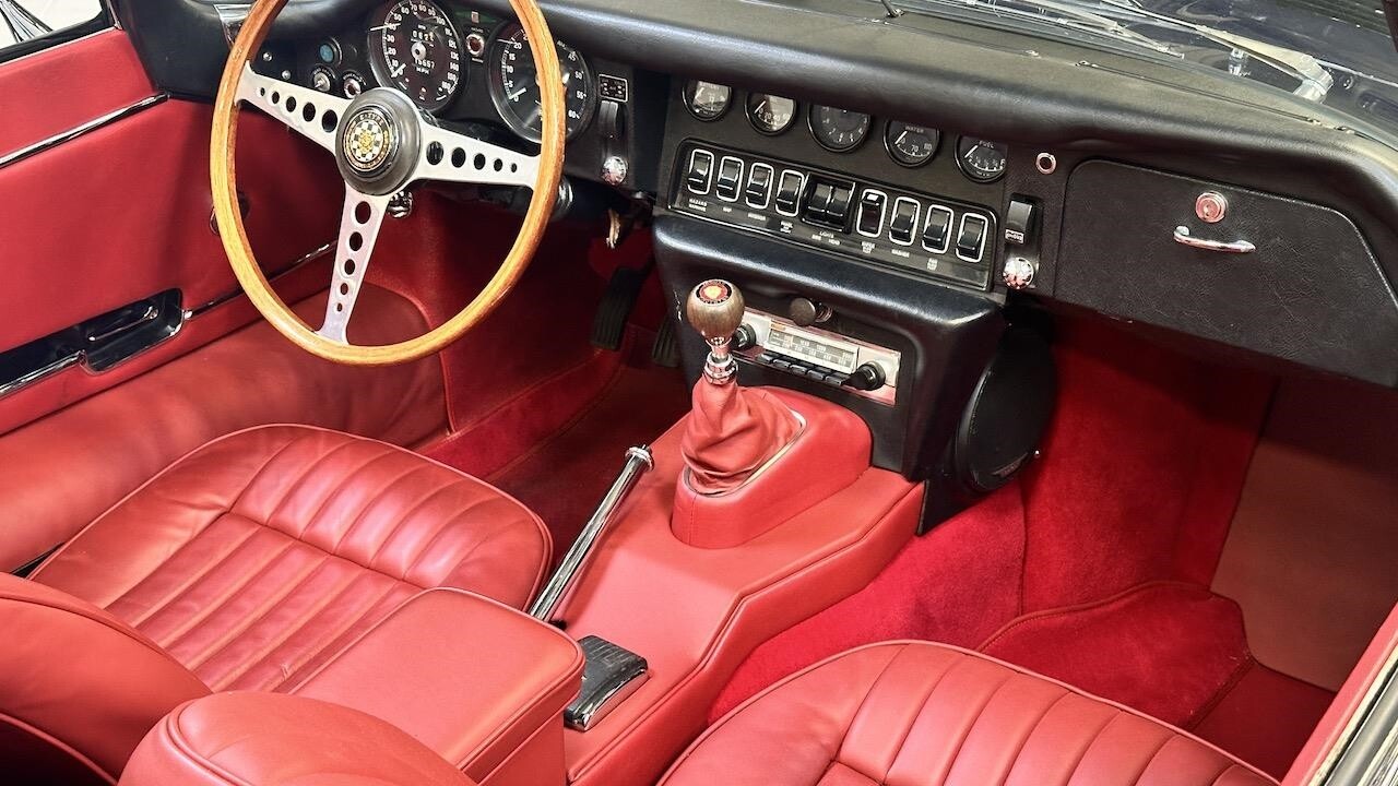 Jaguar-XK-1968-Convertible-37