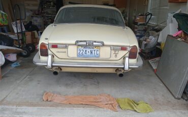 Jaguar-Xj6-1974-Yellow-Dark-Brown-10