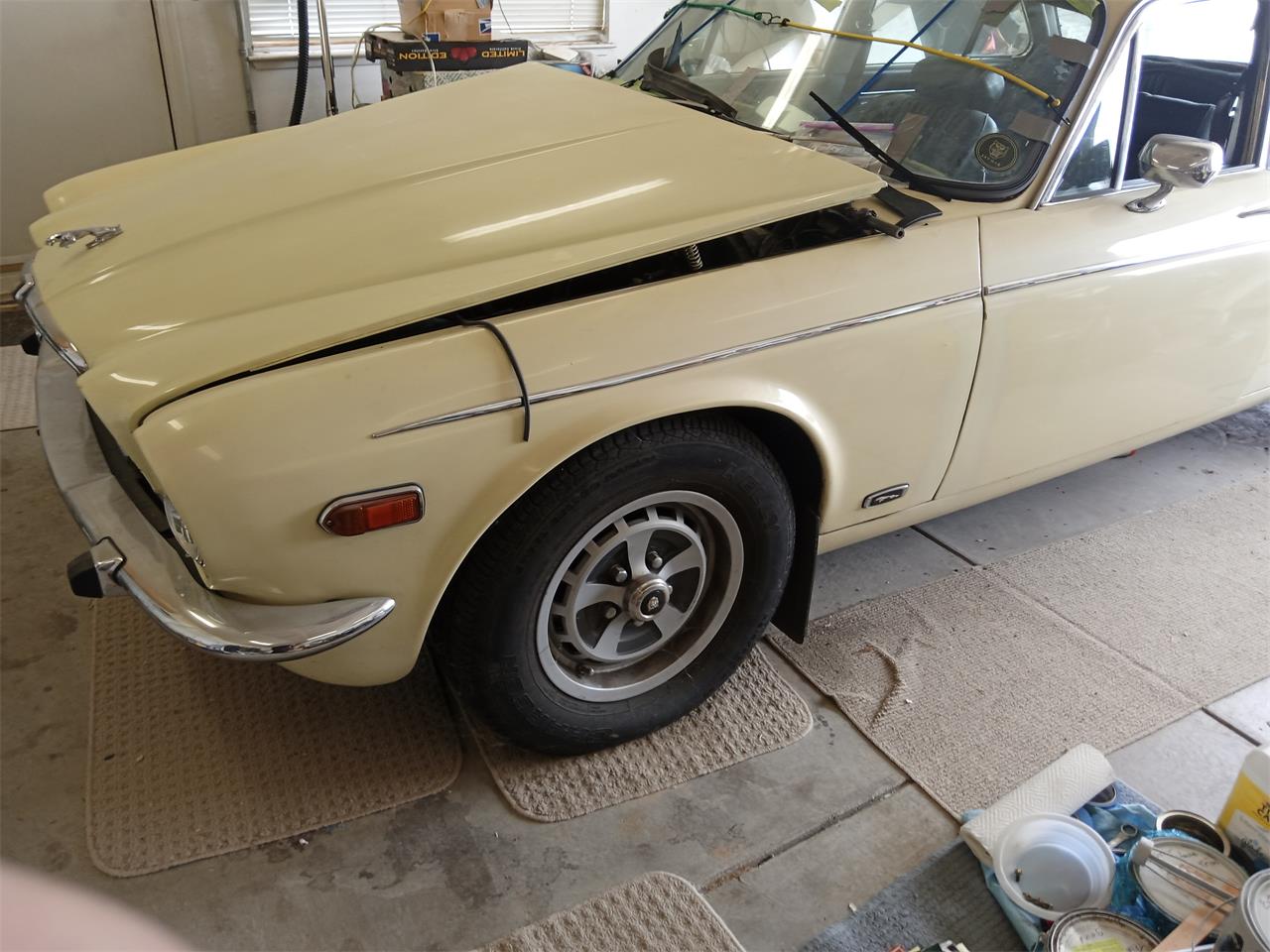 Jaguar-Xj6-1974-Yellow-Dark-Brown-2