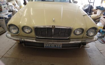 Jaguar-Xj6-1974-Yellow-Dark-Brown-24