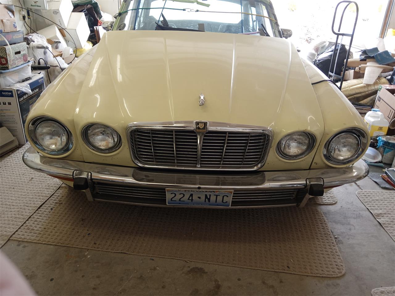 Jaguar-Xj6-1974-Yellow-Dark-Brown-24