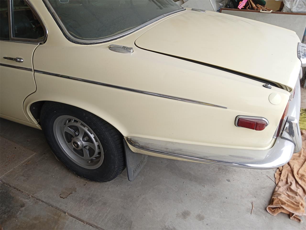 Jaguar-Xj6-1974-Yellow-Dark-Brown-26