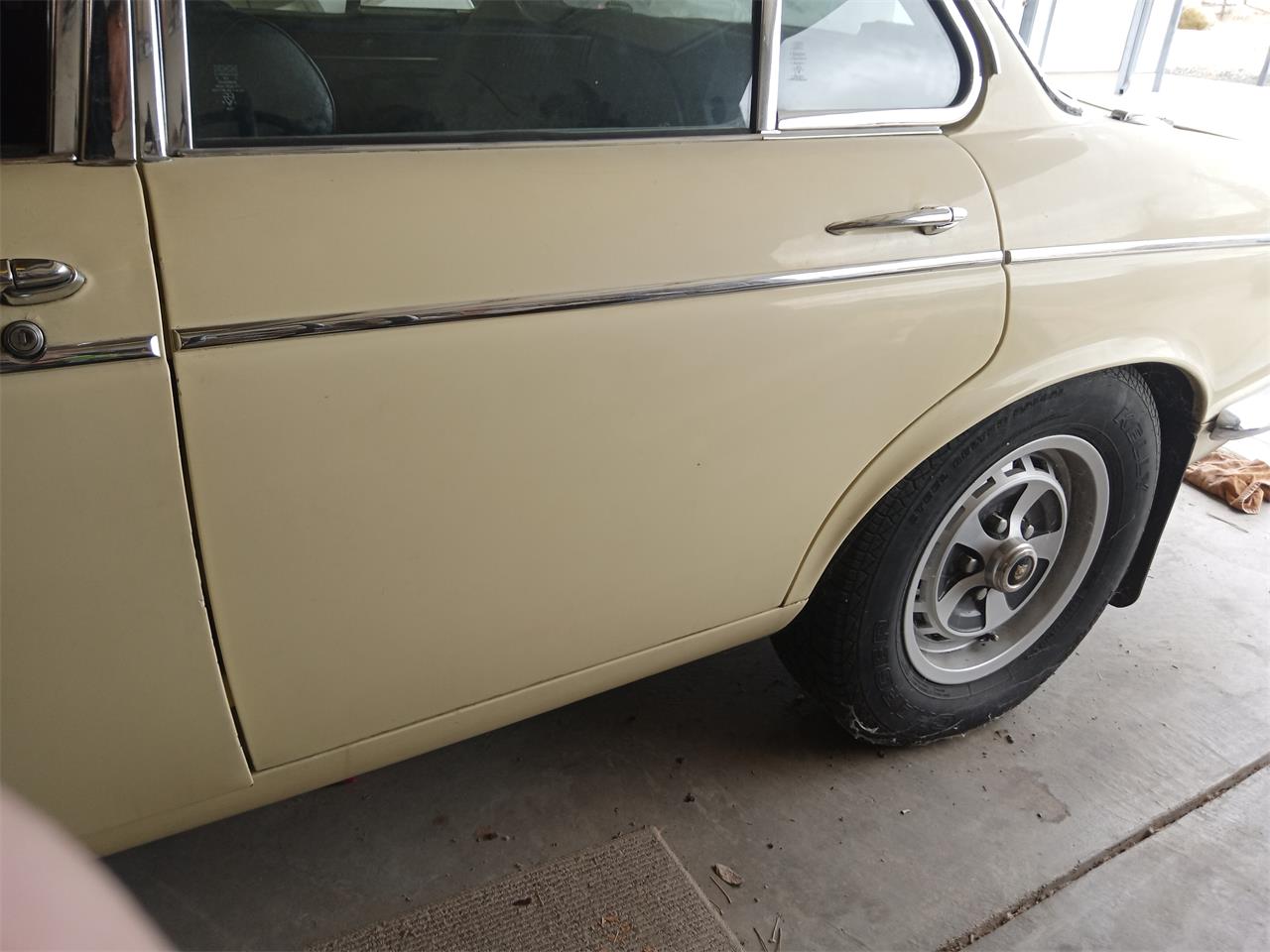 Jaguar-Xj6-1974-Yellow-Dark-Brown-3