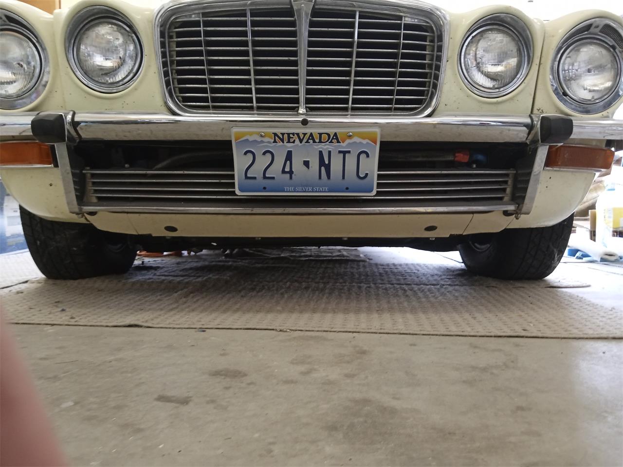 Jaguar-Xj6-1974-Yellow-Dark-Brown-57