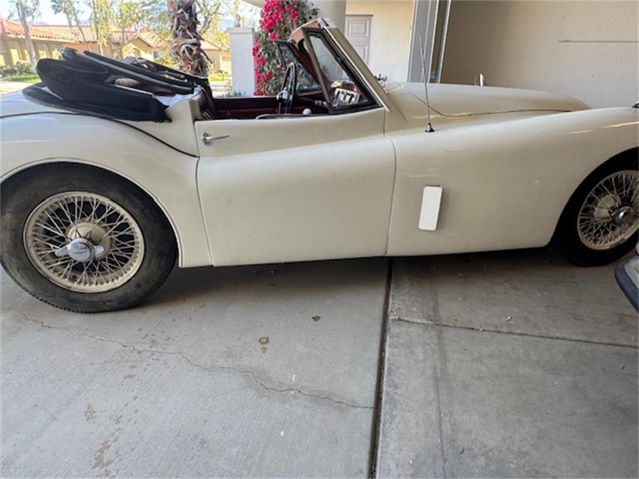 Jaguar-Xk120-1952-white-red-8