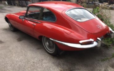 Jaguar-Xke-1967-Red-Beige-and-Black-2