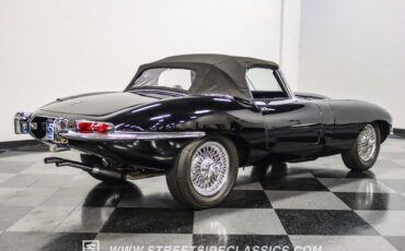 Jaguar-Xke-1968-Black-Black-18