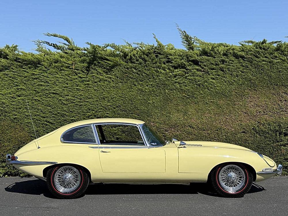 Jaguar-etype-1968-yellow-11