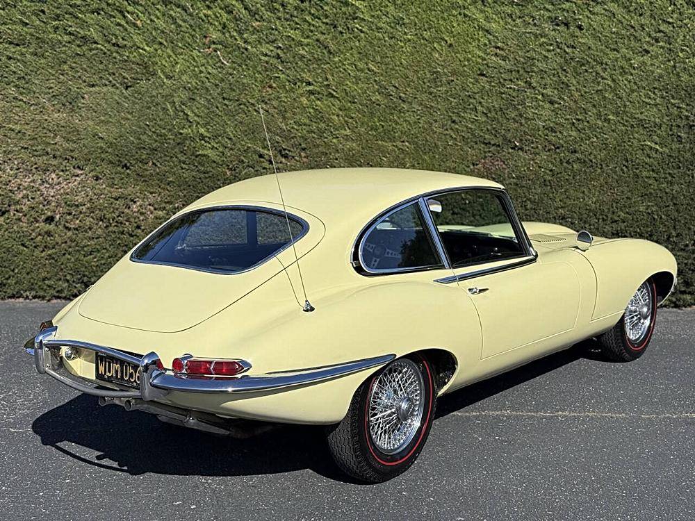 Jaguar-etype-1968-yellow-13