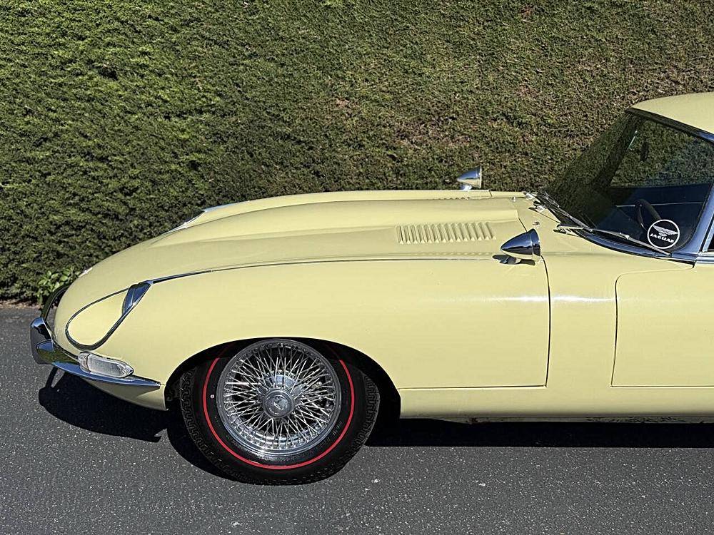 Jaguar-etype-1968-yellow-16