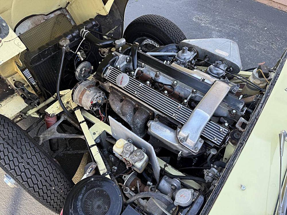 Jaguar-etype-1968-yellow-20