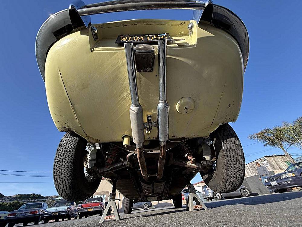 Jaguar-etype-1968-yellow-21