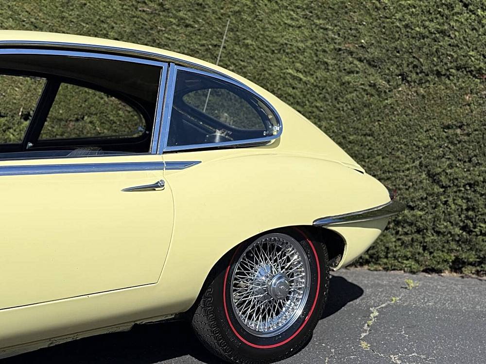 Jaguar-etype-1968-yellow-8