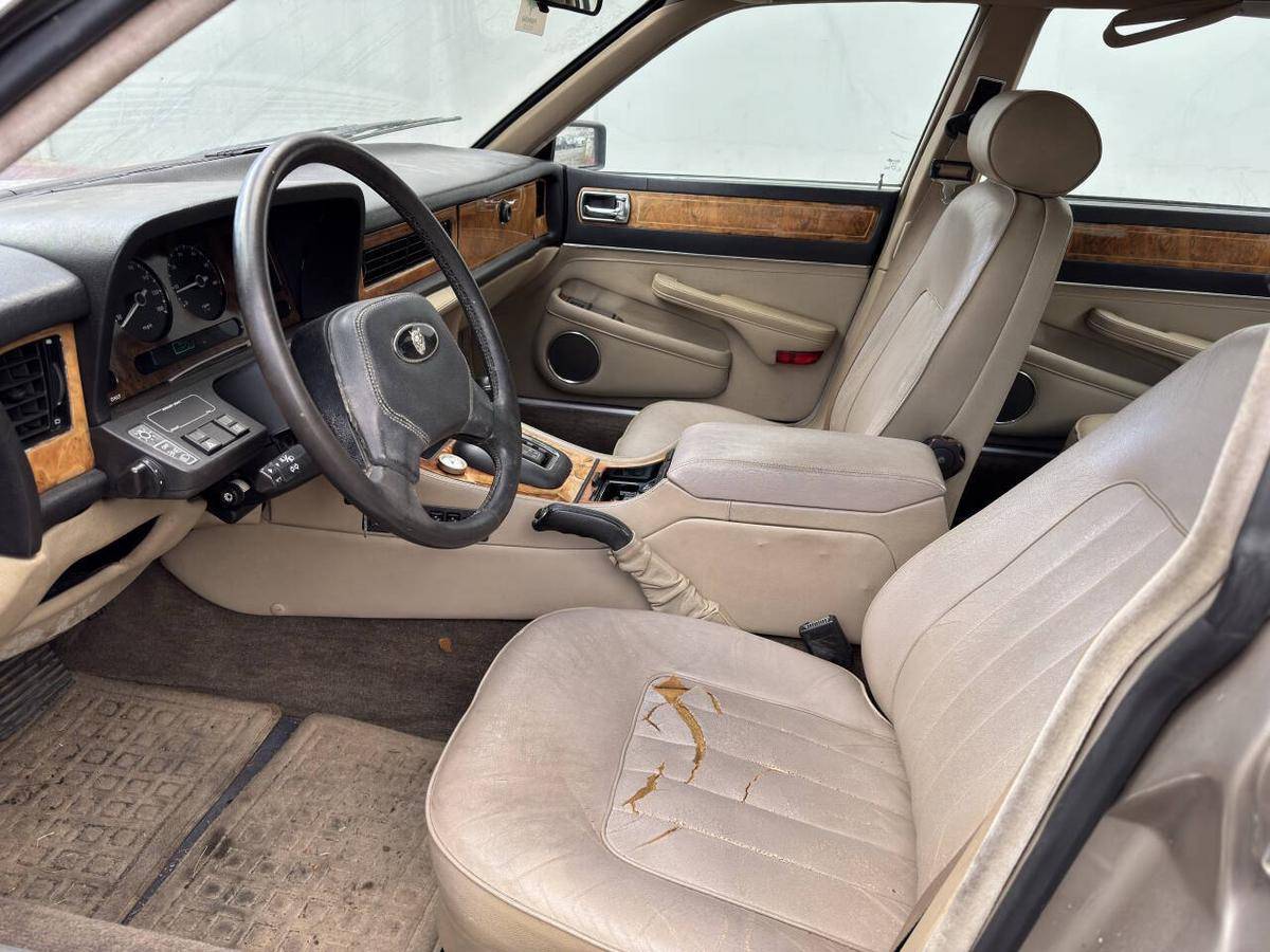 Jaguar-vanden-plas-1988-17