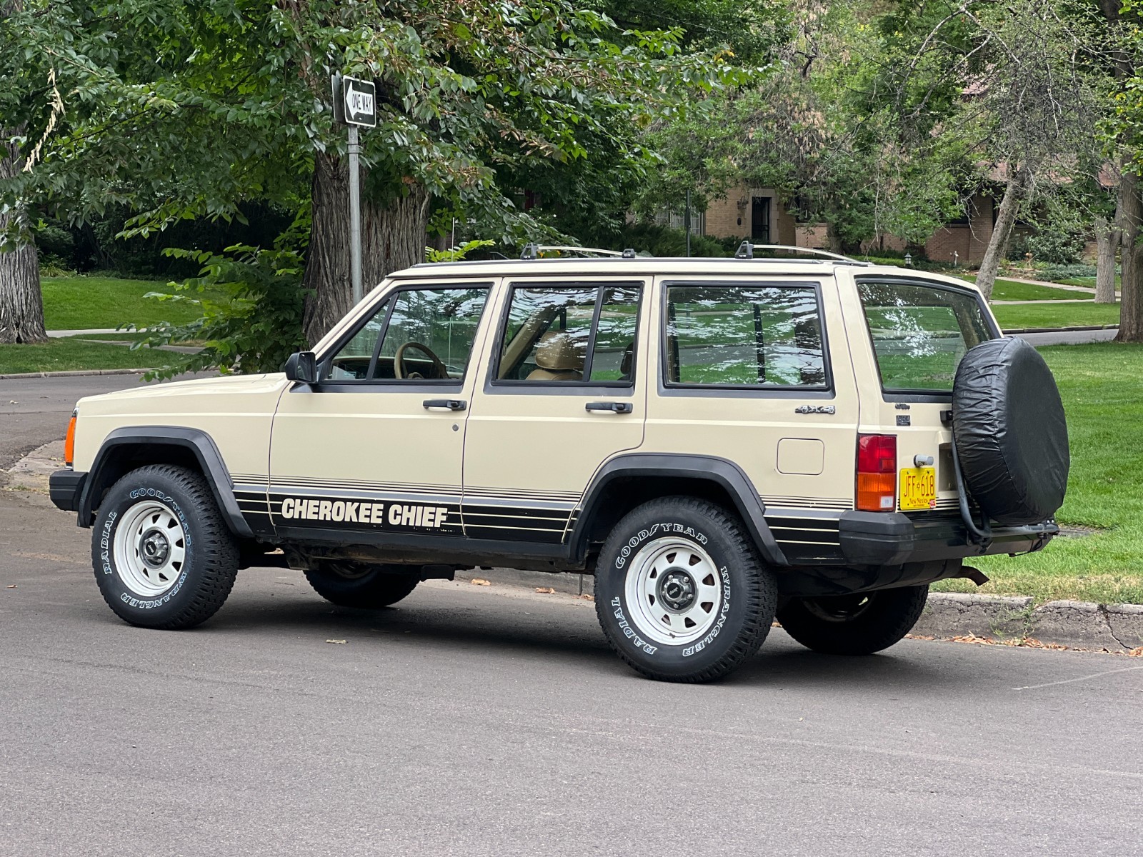 Jeep-Cherokee-1987-SUV