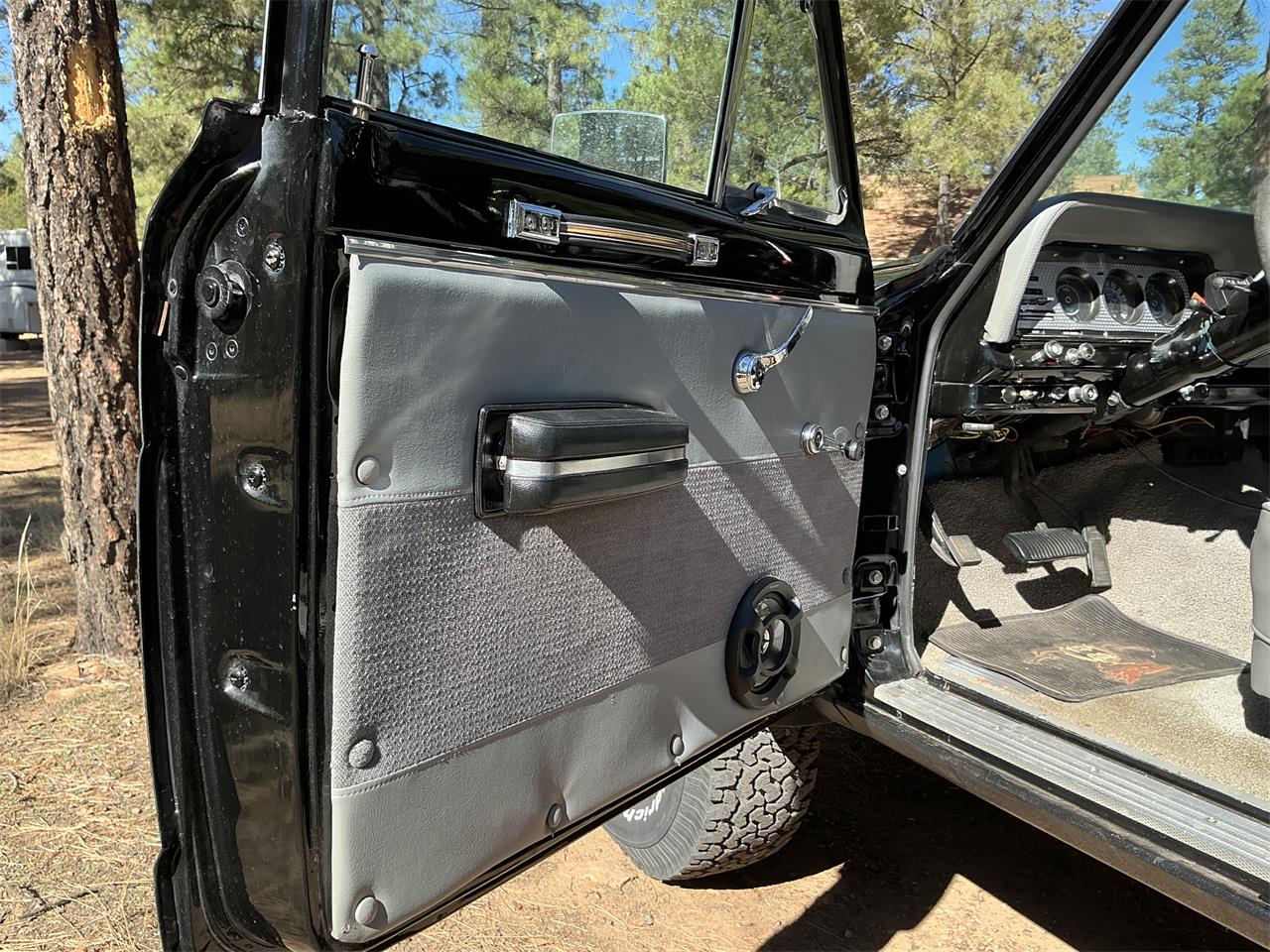 Jeep-J10-1976-Black-Gray-12