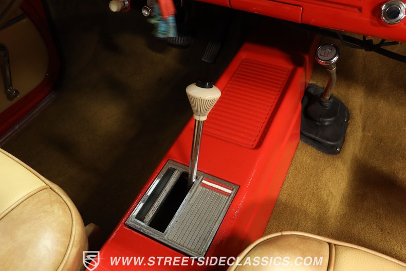 Jeep-Jeepster-1968-Red-Tan-37