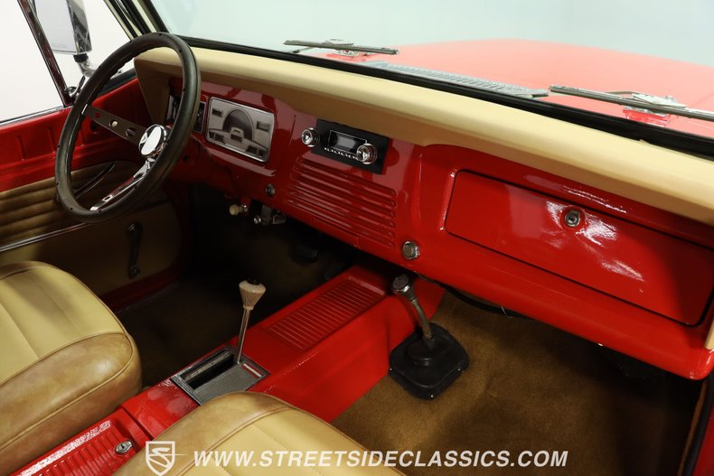 Jeep-Jeepster-1968-Red-Tan-45