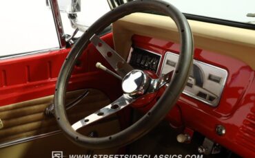 Jeep-Jeepster-1968-Red-Tan-46