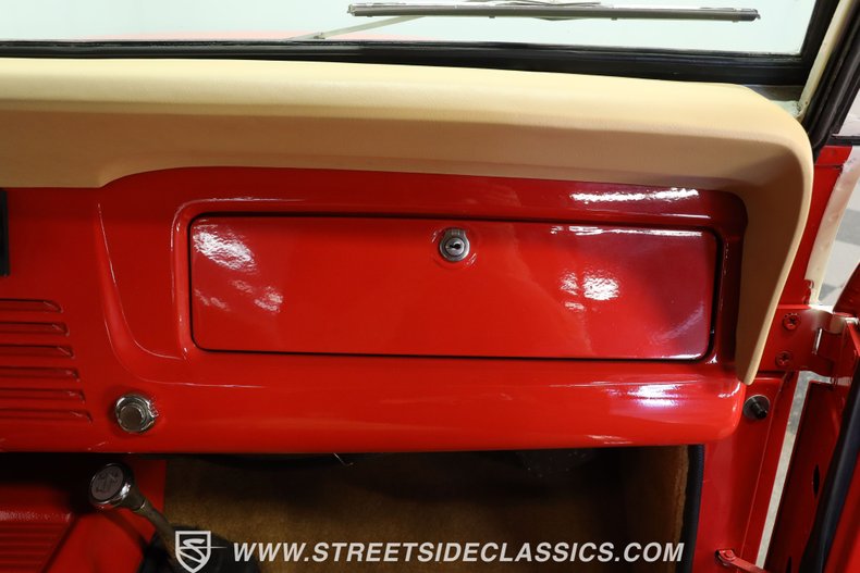 Jeep-Jeepster-1968-Red-Tan-47