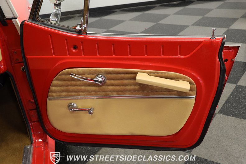 Jeep-Jeepster-1968-Red-Tan-48