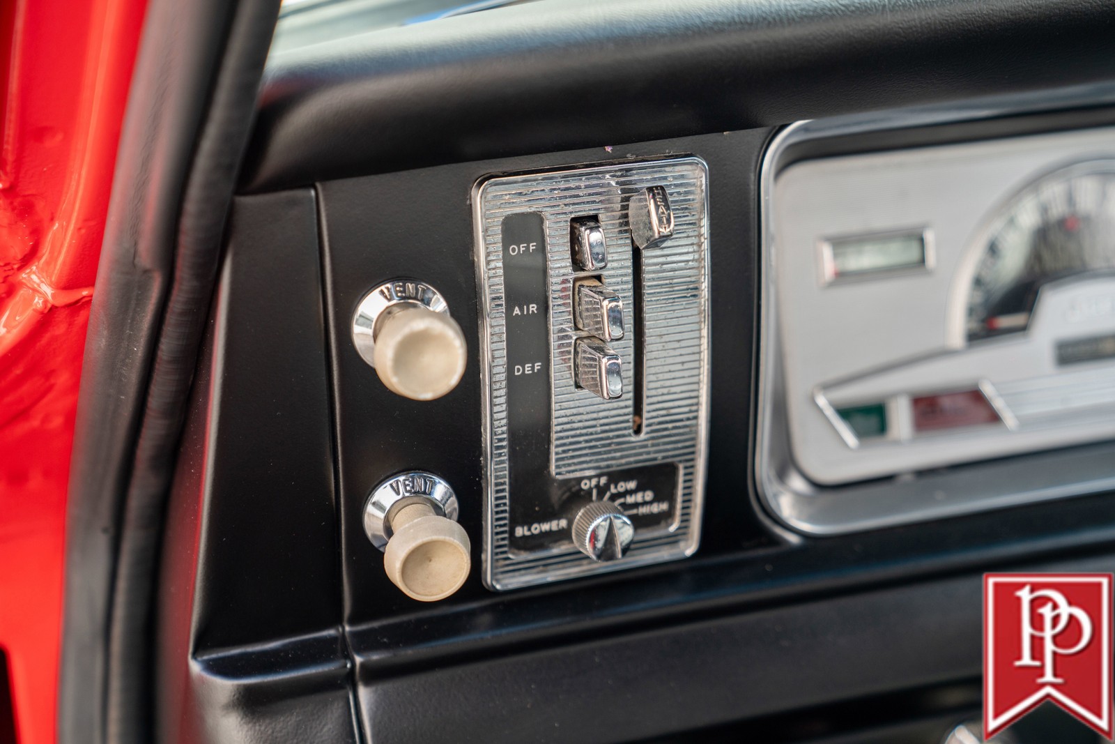 Jeep-Wagoneer-1968-SUV-21