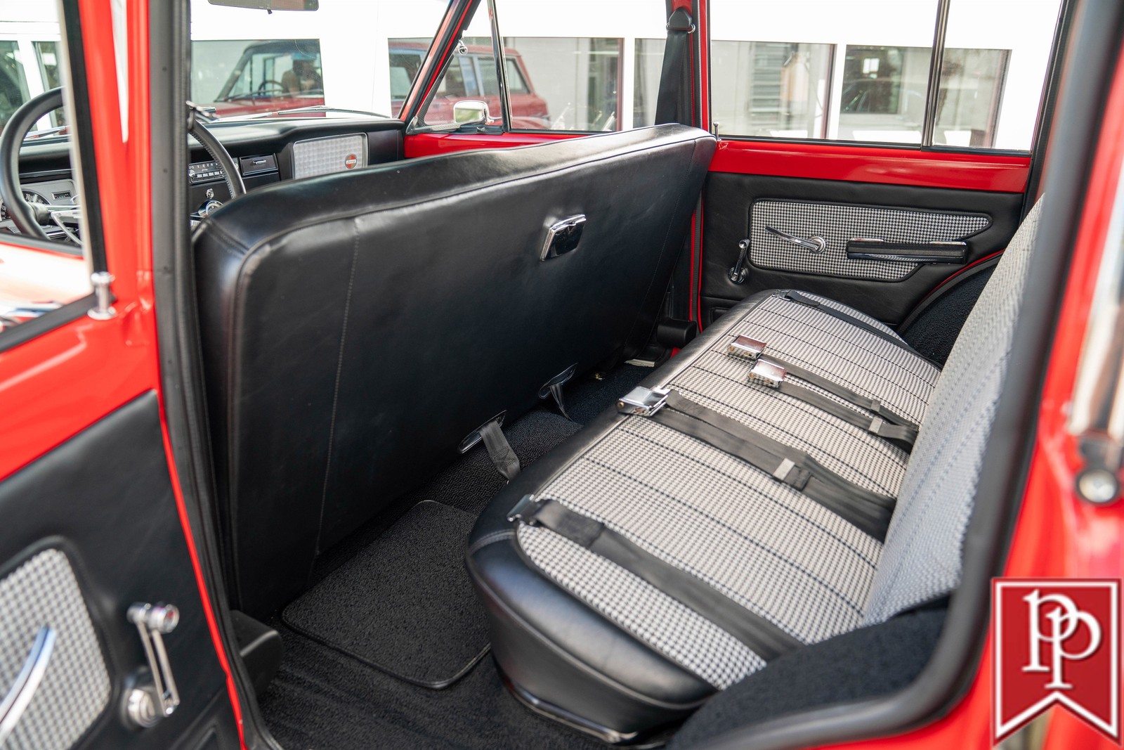 Jeep-Wagoneer-1968-SUV-32