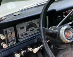 Jeep-Wagoneer-1968-WhiteRed-Black-Vinyl-5