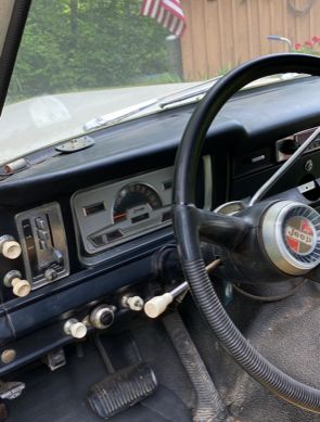 Jeep-Wagoneer-1968-WhiteRed-Black-Vinyl-5