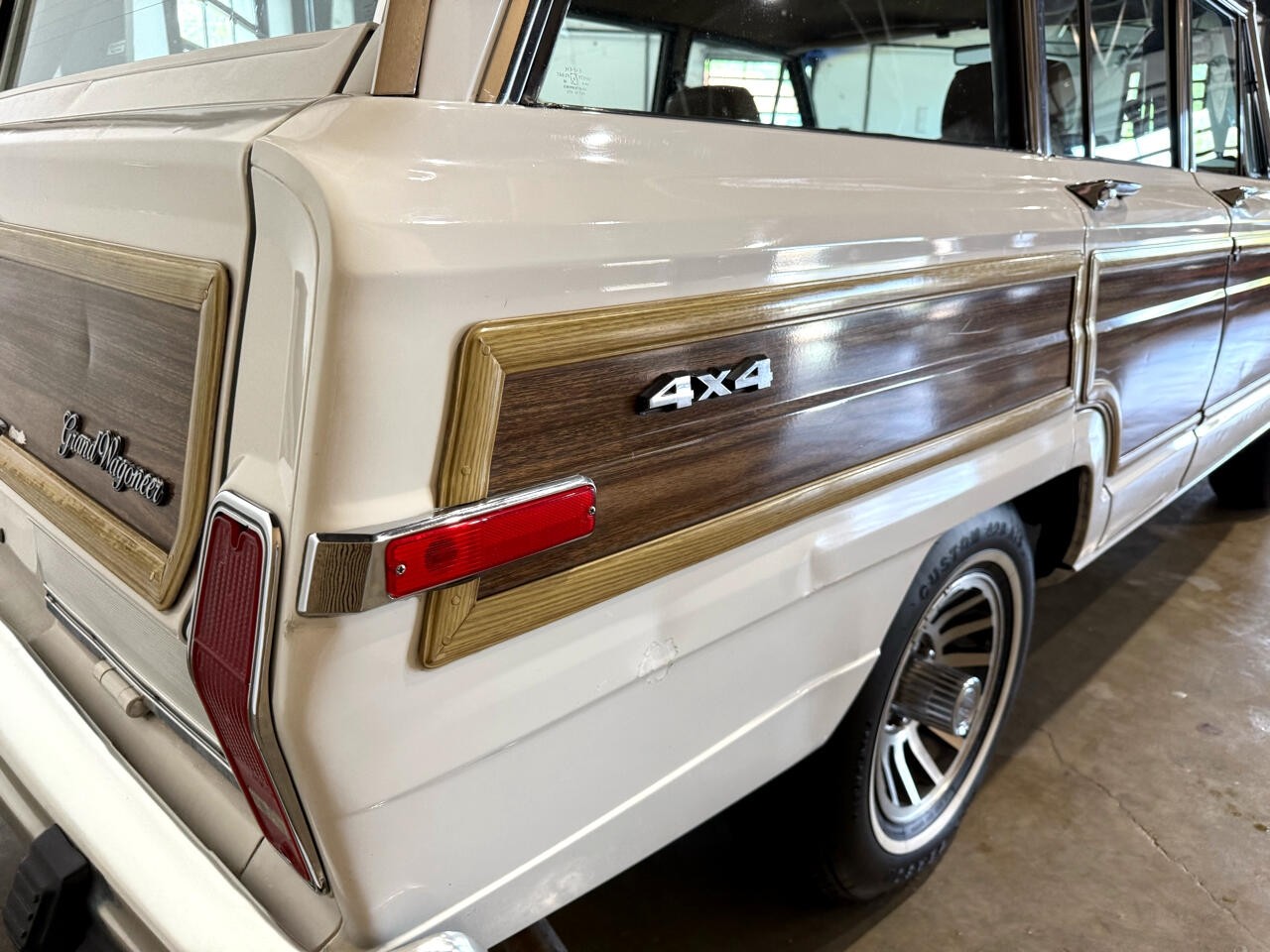 Jeep-Wagoneer-1988-SUV-13