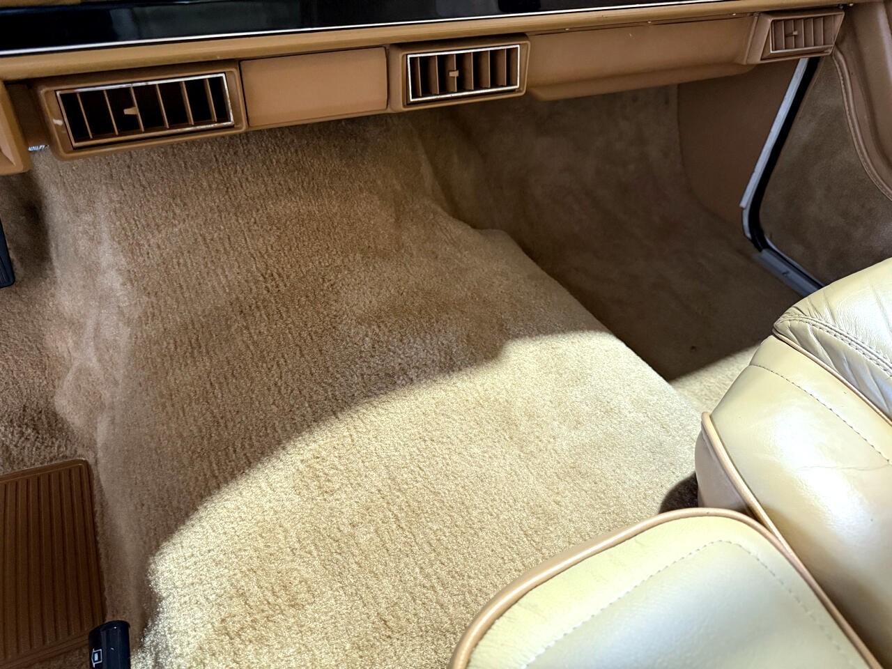 Jeep-Wagoneer-1988-SUV-30