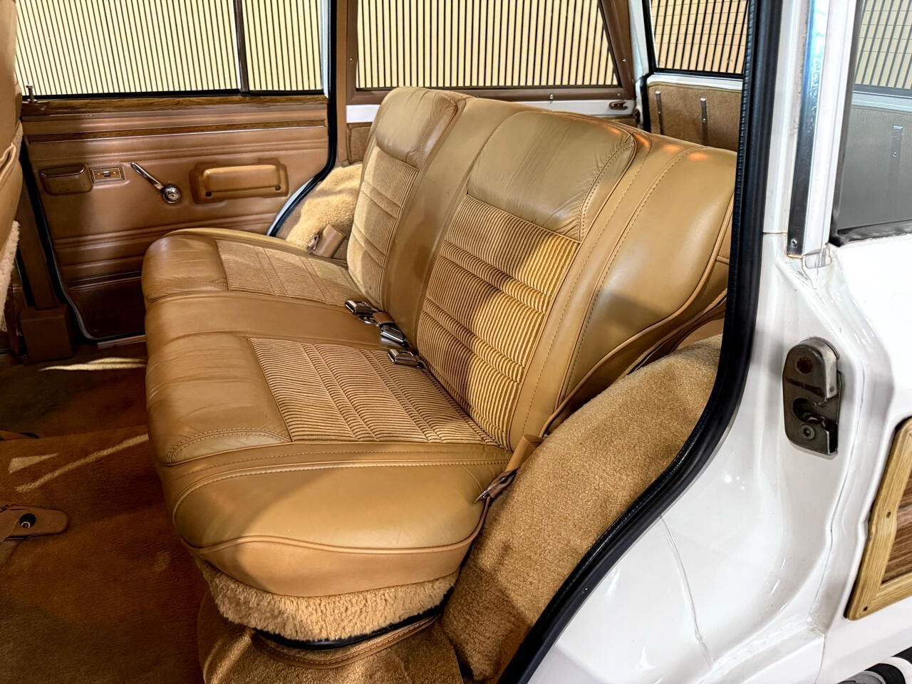 Jeep-Wagoneer-1988-SUV-39