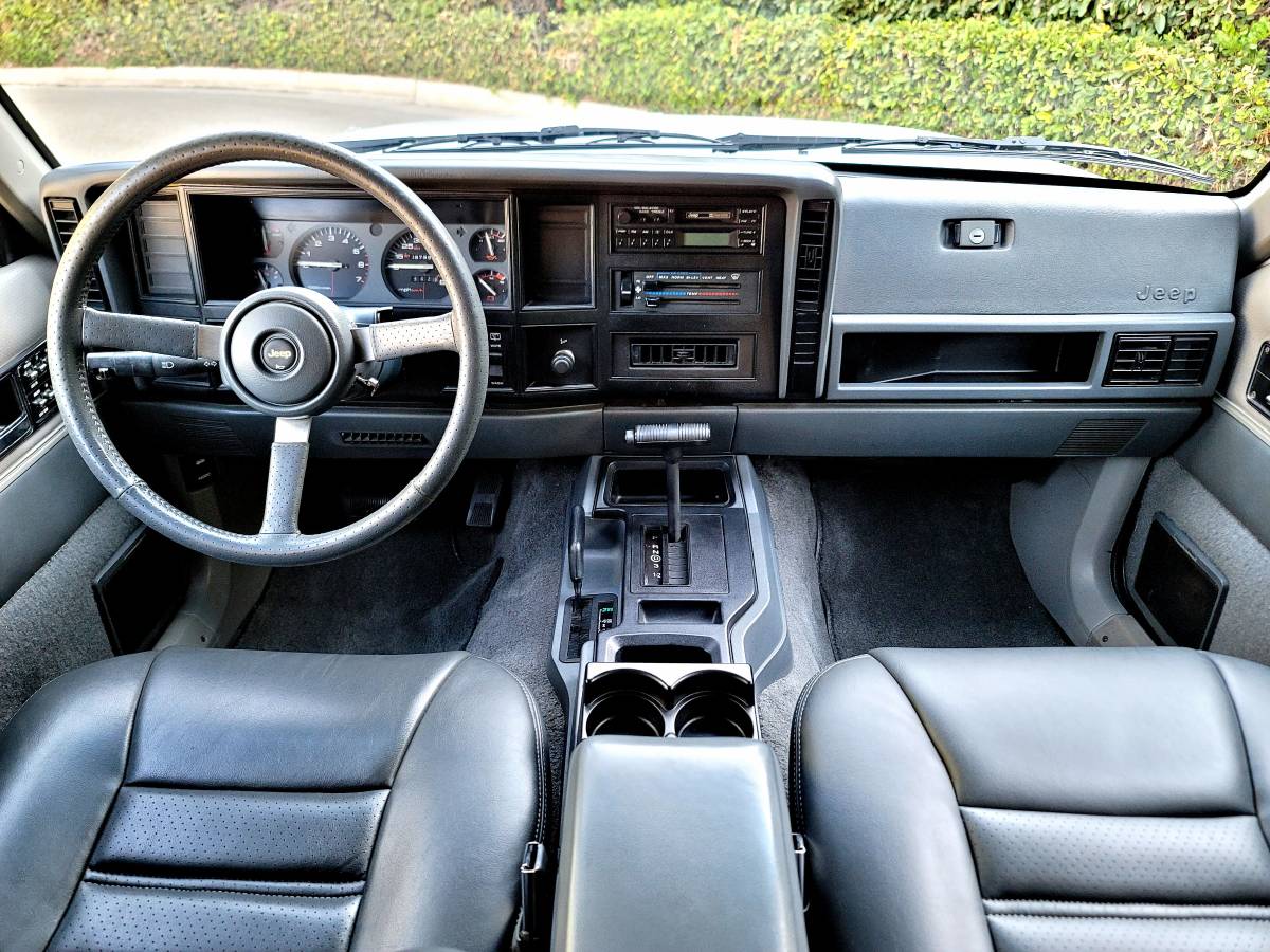 Jeep-cherokee-limited-4x4-1992-white-1