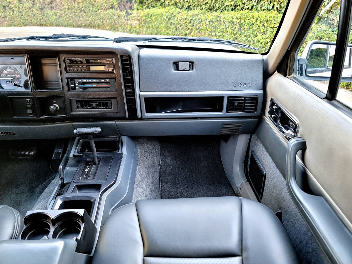 Jeep-cherokee-limited-4x4-1992-white-17