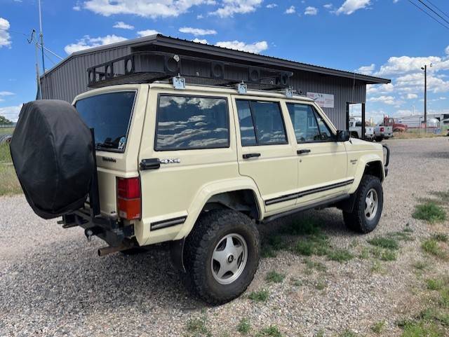 Jeep-cherokee-pioneer-1988-yellow-1