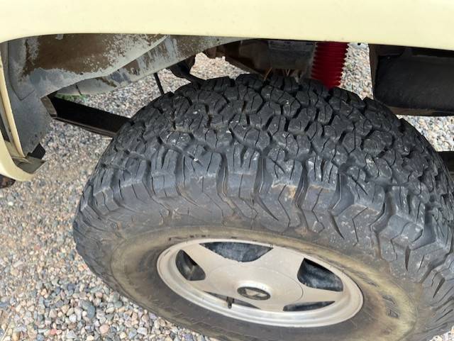 Jeep-cherokee-pioneer-1988-yellow-2