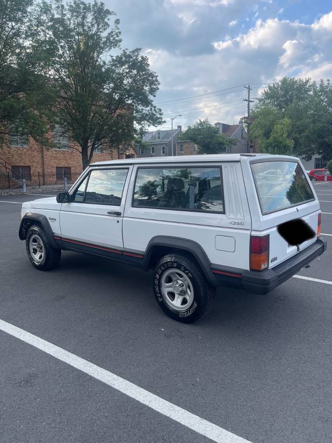 Jeep-cherokee-sport-4x4-1993-white-15