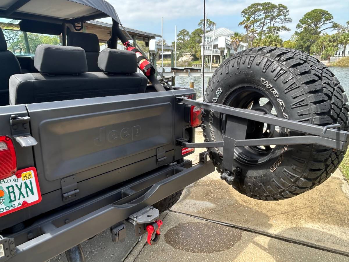 Jeep-cj-7-diesel-1986-black-3