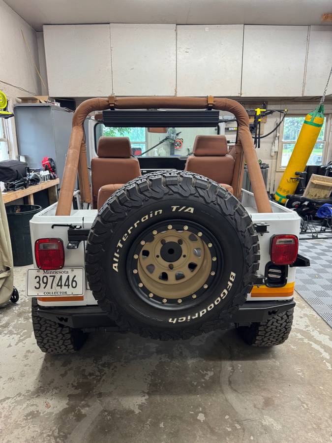 Jeep-cj-7-open-body-with-extra-duty-suspension-1982-white-1