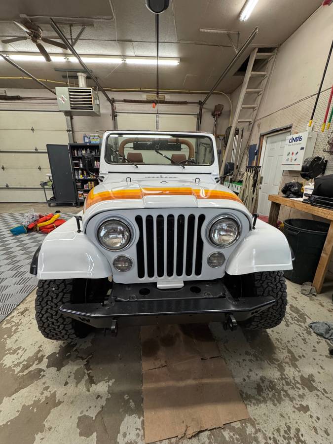 Jeep-cj-7-open-body-with-extra-duty-suspension-1982-white-2