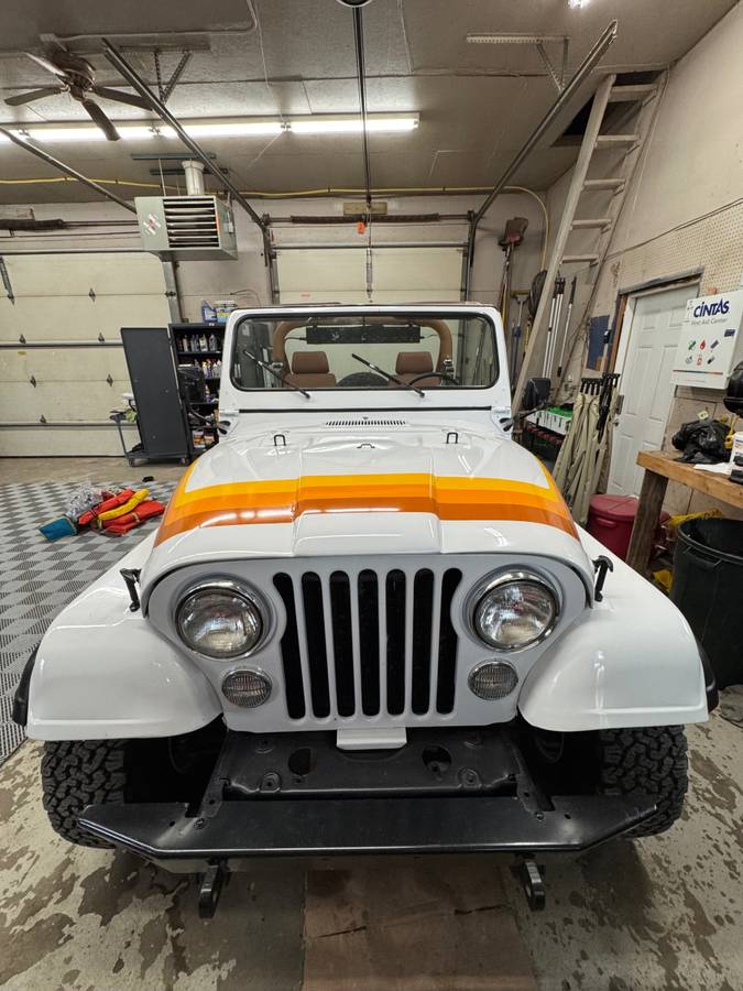 Jeep-cj-7-open-body-with-extra-duty-suspension-1982-white-3